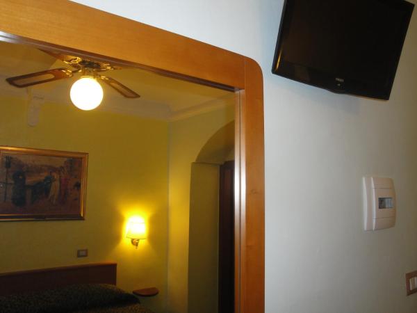 Hotel Santa Croce : photo 8 de la chambre chambre quadruple