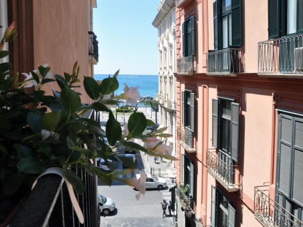Capofortuna B&B Salerno Centro : photo 1 de la chambre chambre lit king-size - vue sur mer
