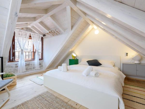 Apartments & Rooms Tiramola - Old Town : photo 10 de la chambre suite deluxe avec lit king-size