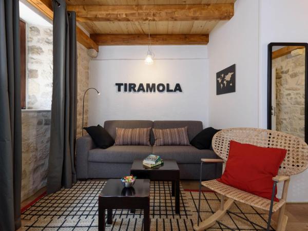 Apartments & Rooms Tiramola - Old Town : photo 5 de la chambre suite deluxe avec lit king-size