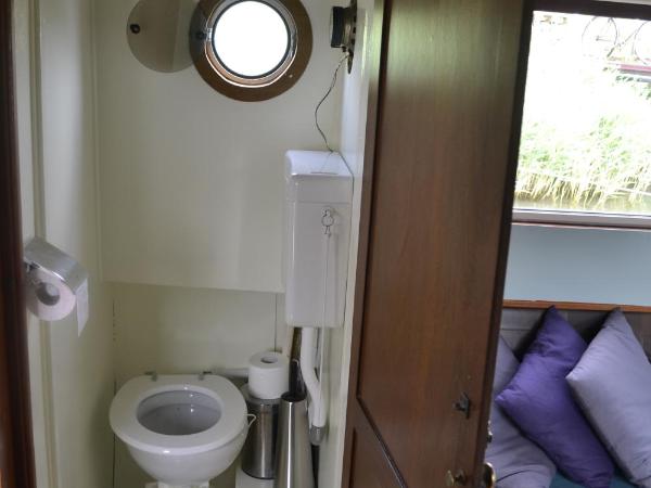 Floating B&B Amsterdam : photo 2 de la chambre bateau avec douche et toilettes séparées