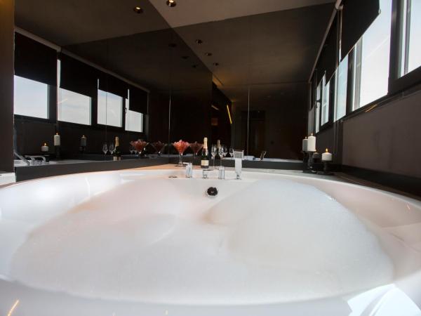 Cityloft 81 : photo 8 de la chambre hébergement junior avec jacuzzi