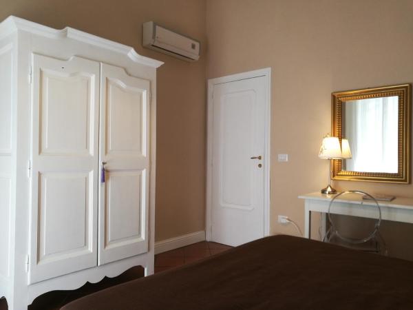 Bed & Breakfast Morelli 49 : photo 7 de la chambre chambre double ou lits jumeaux avec salle de bains privative externe