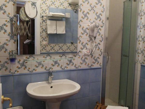 Bed morelli 49 , chiaia : photo 9 de la chambre chambre triple avec salle de bains privative séparée