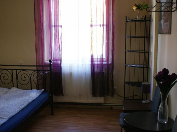 Hostel Krakowskie Klimaty : photo 2 de la chambre chambre triple avec salle de bains privative