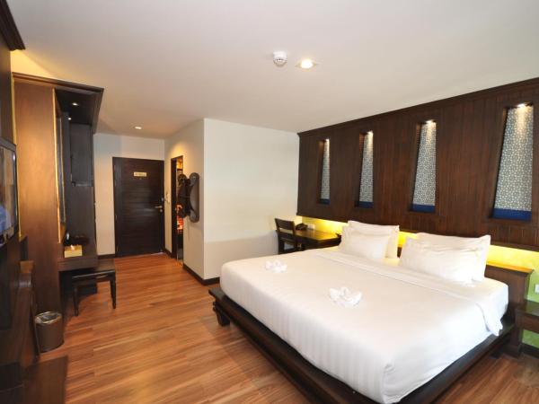 Chalelarn Hotel Hua Hin : photo 1 de la chambre chambre double ou lits jumeaux supérieure avec vue partielle sur la mer