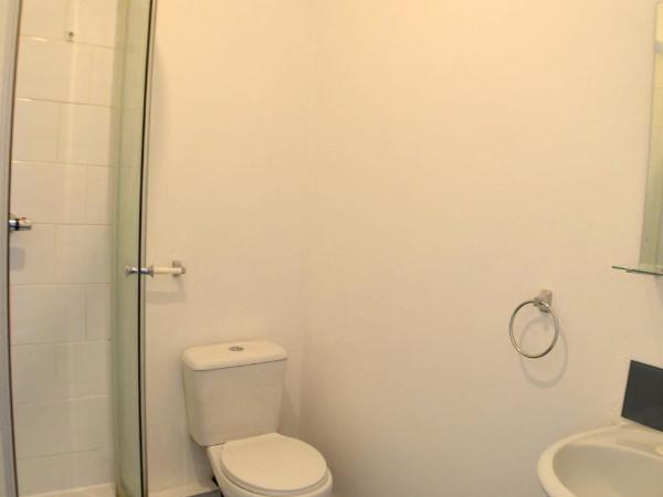 Queens Guesthouse Manchester : photo 7 de la chambre chambre triple avec salle de bains privative