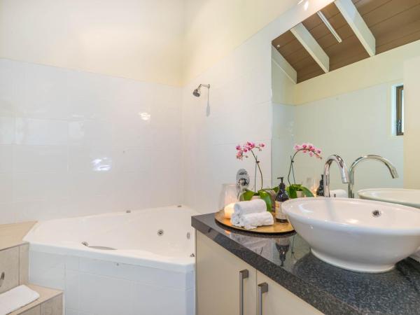 Emerald Inn on Takapuna Beach : photo 2 de la chambre studio avec baignoire spa