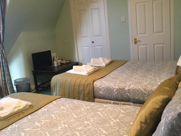 Airdenair Guest House : photo 3 de la chambre chambre triple avec salle de bains privative