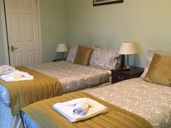 Airdenair Guest House : photo 4 de la chambre chambre triple avec salle de bains privative