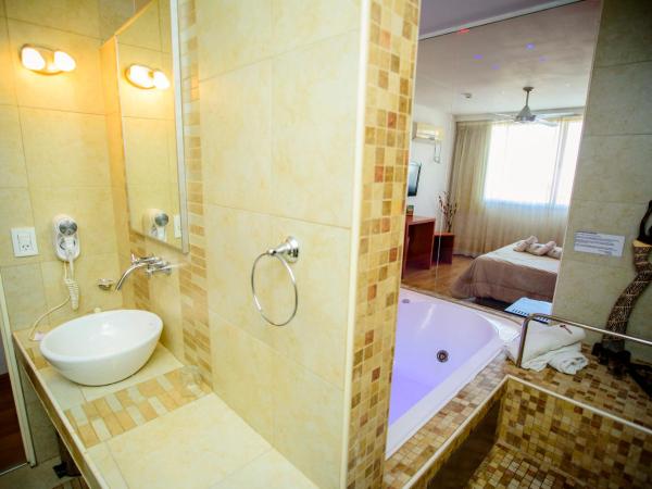 Hotel Necof : photo 1 de la chambre chambre lit queen-size avec baignoire spa
