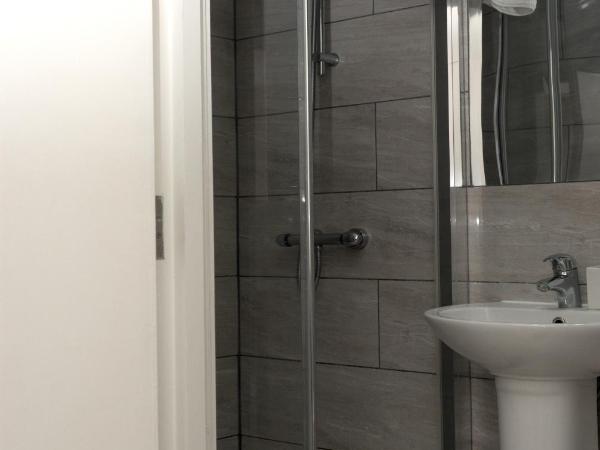 Guest House London : photo 5 de la chambre suite avec balcon et salle de bains privative