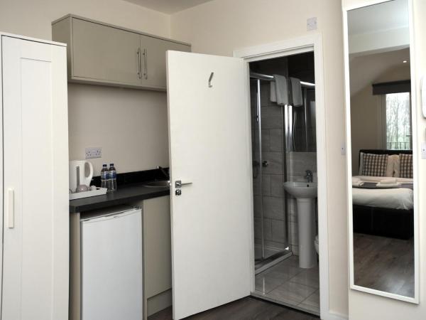 Guest House London : photo 4 de la chambre suite avec balcon et salle de bains privative