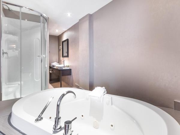 Hotel Universel : photo 3 de la chambre chambre lit king-size de luxe avec jacuzzi