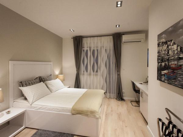 Priuli Luxury Rooms : photo 8 de la chambre chambre double deluxe avec balcon - annexe - 5 rue vukovarska