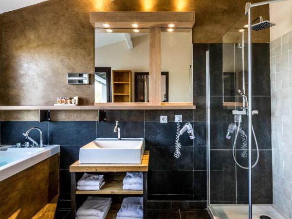 Les Bains Gardians : photo 2 de la chambre chambre familiale - massouscles