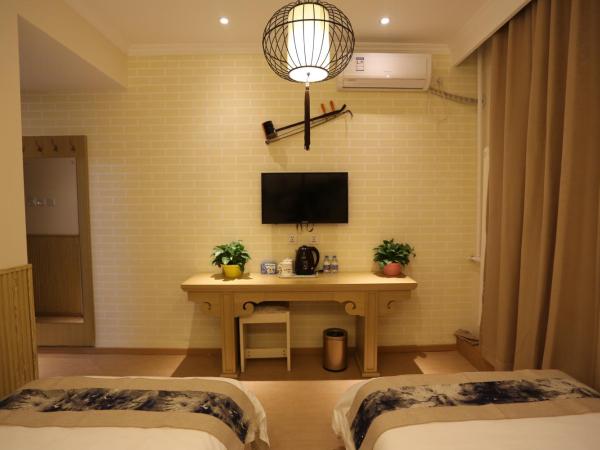 Happy Dragon Alley Hotel-In the city center with big window&free coffe laundry Fluent English speaking,Tourist attractions ticket service&food recommendation,Near Tian Anmen Forbiddencity,Near Lama temple,Easy to walk to NanluoAlley&Shichahai : photo 1 de la chambre chambre lits jumeaux deluxe