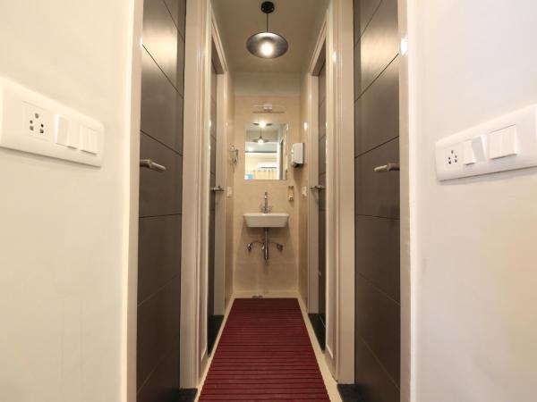 Blue Beds Hostel : photo 7 de la chambre bed in a/c mixed dorm with balcony & ensuite 2 bathrooms