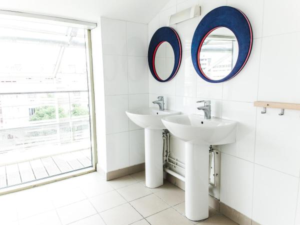 St Christopher's Inn Paris - Canal : photo 6 de la chambre chambre lits jumeaux avec salle de bains commune