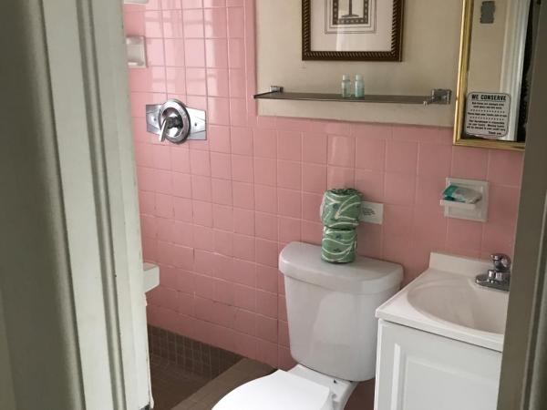 Courtyard Villa Hotel : photo 4 de la chambre chambre lit queen-size