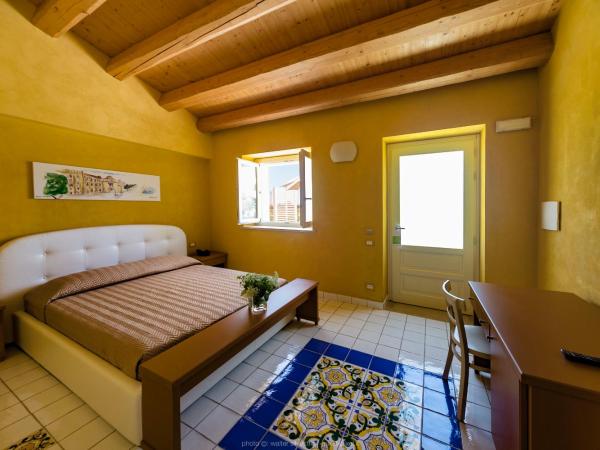 Hotel Casale Milocca : photo 2 de la chambre chambre triple supérieure avec terrasse