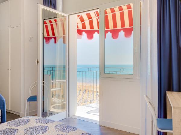 Hotel Manila : photo 4 de la chambre chambre familiale avec balcon - vue sur mer