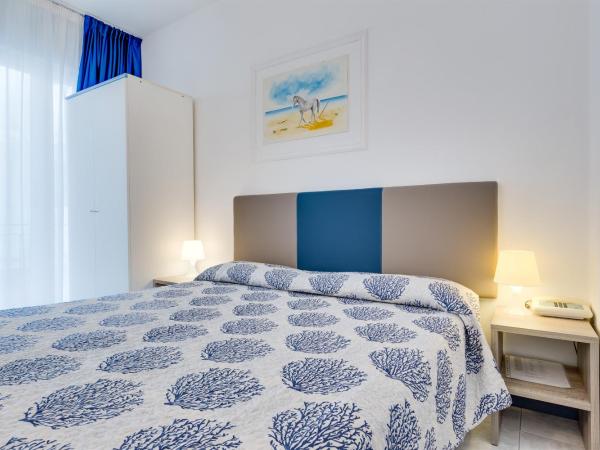 Hotel Manila : photo 4 de la chambre chambre double ou lits jumeaux standard avec vue partielle sur la mer