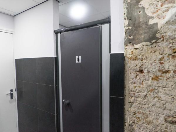 Hostel The Golden Stork : photo 3 de la chambre lits superposés dans dortoir femmes de 8 lits