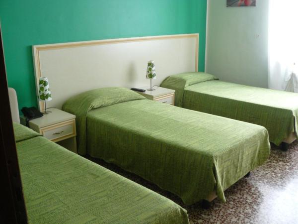 Hotel Vittoriano : photo 1 de la chambre chambre triple