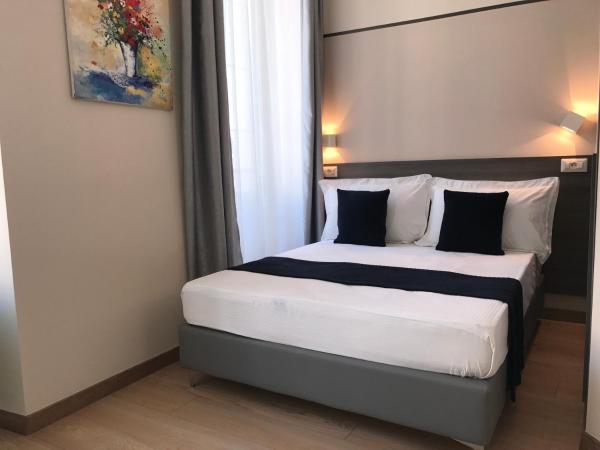 Boutique Hôtel Neptune Nice : photo 8 de la chambre chambre double avec balcon - vue sur rue piétonne 