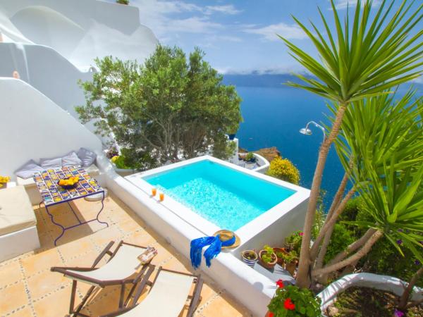 Ifestio Villas Oia : photo 4 de la chambre villa 3 chambres senior avec petite piscine extérieure - vue sur mer