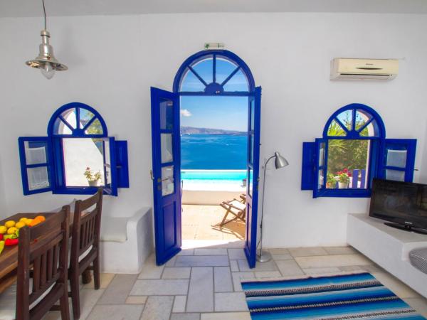 Ifestio Villas Oia : photo 5 de la chambre villa 3 chambres senior avec petite piscine extérieure - vue sur mer