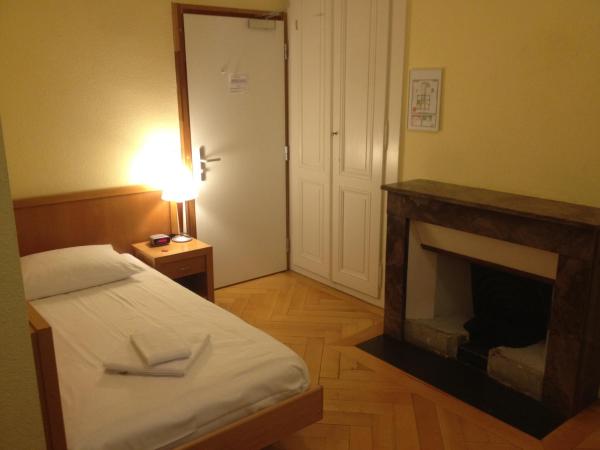 Le Cénacle : photo 3 de la chambre chambre simple avec douche et toilettes communes - vue sur parc