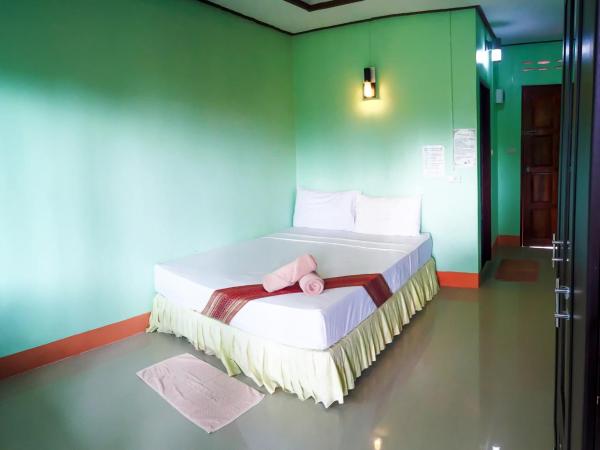 Lanta Emerald Bungalow : photo 8 de la chambre chambre double standard avec ventilateur