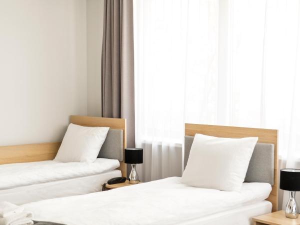 Waw Hotel Airport Okęcie : photo 9 de la chambre chambre triple