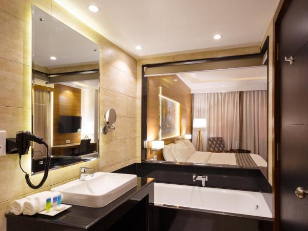 Hotel Ambassador by ACE Hotels : photo 5 de la chambre executive room with balcony - free airport drop, 10% off on our selected restaurants, early check-in and late check-out by 2 hrs