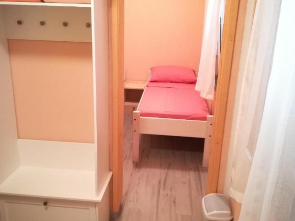 Cinema House Single & Double Rooms & Studio Apartments : photo 6 de la chambre chambre lits jumeaux avec salle de bains privative