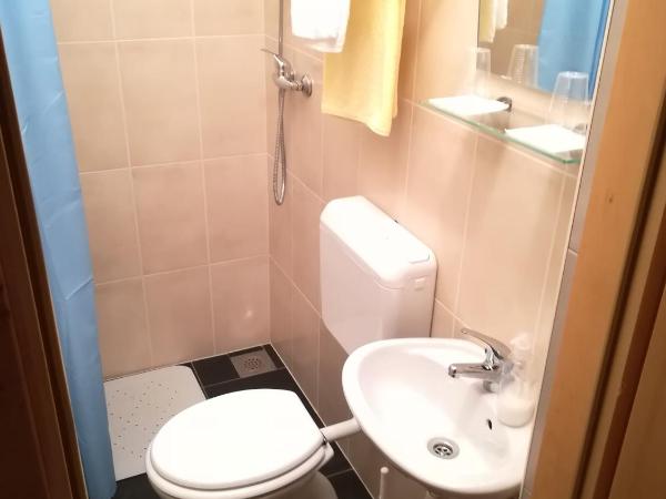 Cinema House Single & Double Rooms & Studio Apartments : photo 10 de la chambre chambre double avec salle de bains privative et terrasse