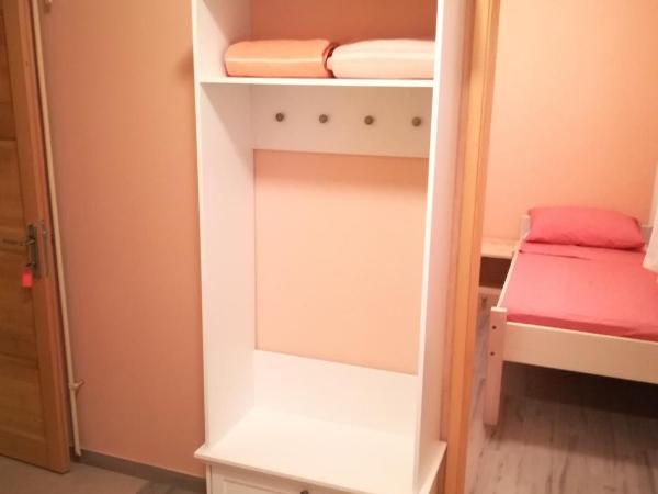 Cinema House Single & Double Rooms & Studio Apartments : photo 5 de la chambre chambre lits jumeaux avec salle de bains privative