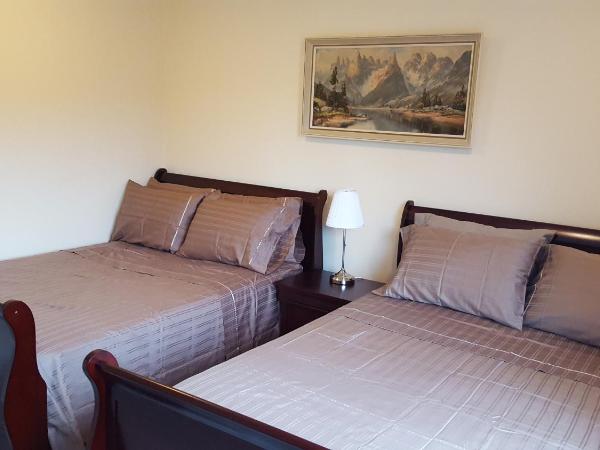 Richmond Vancouver Airport Comfy Home : photo 4 de la chambre chambre queen de luxe avec salle de bains privative