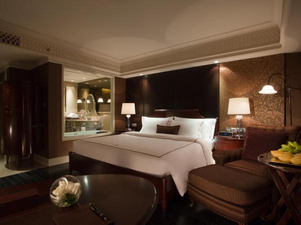 Hotel Muse Bangkok Langsuan - MGallery : photo 3 de la chambre hébergement lit king-size exécutif yama
