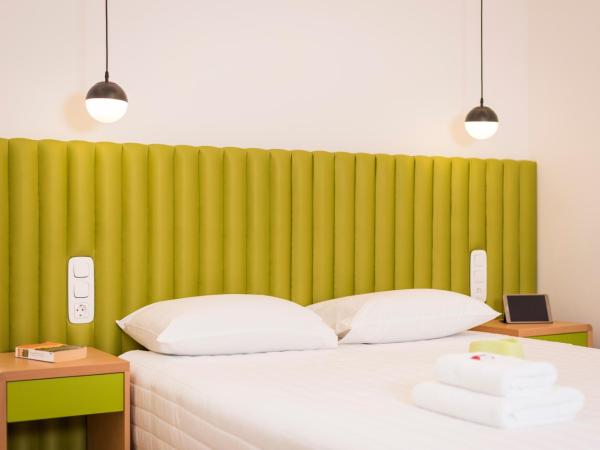 TheJoy City Suites : photo 9 de la chambre chambre double supérieure avec balcon