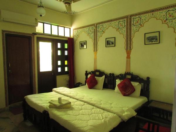 Vinayak Guest House : photo 2 de la chambre chambre double deluxe