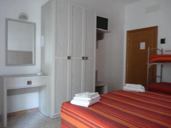 Hotel Luana : photo 8 de la chambre chambre quadruple