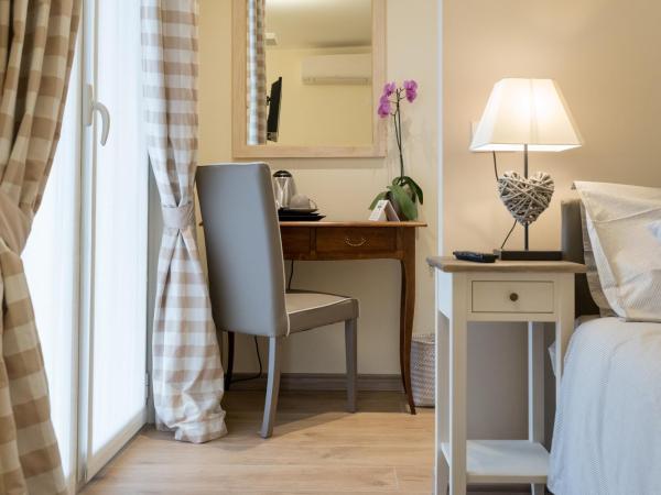 Relais Dei Mandorli : photo 9 de la chambre chambre lits jumeaux avec salle de bains privative séparée