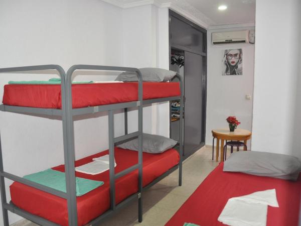 Hostal Mayor : photo 1 de la chambre chambre triple Économique avec salle de bains commune