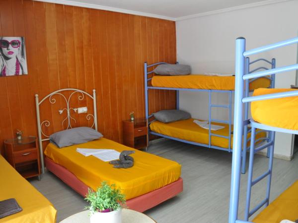Hostal Mayor : photo 8 de la chambre dortoir pour femmes 8 lits