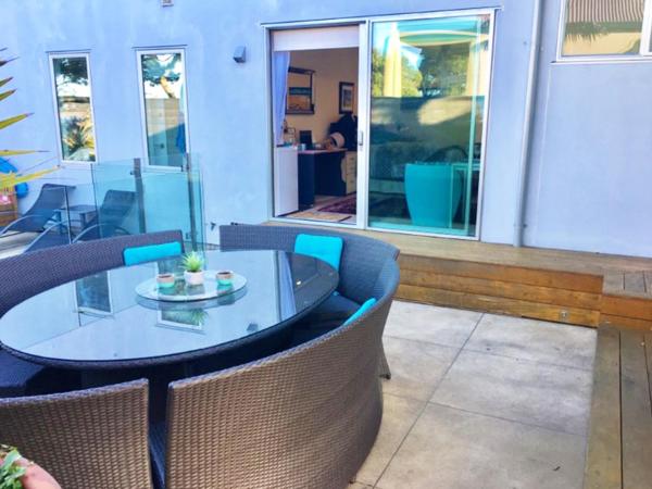 Sea view guest house : photo 4 de la chambre studio - vue sur piscine 