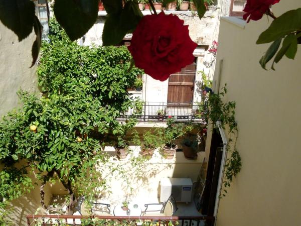 Madonna Studios : photo 3 de la chambre chambre double ou lits jumeaux deluxe avec balcon