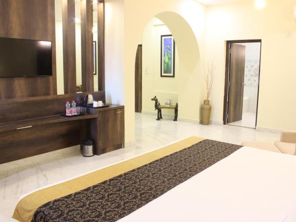Regenta Central Mewargarh, Near Biological park : photo 6 de la chambre luxury suite lake view